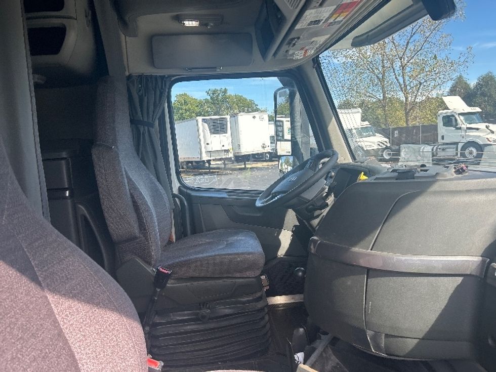 Sleeper Tractor-Heavy Duty Tractors-Volvo-2019-VNL64760-Middlefield-OH-692,154\n\t\tmiles-$ 50,000 - Image 15