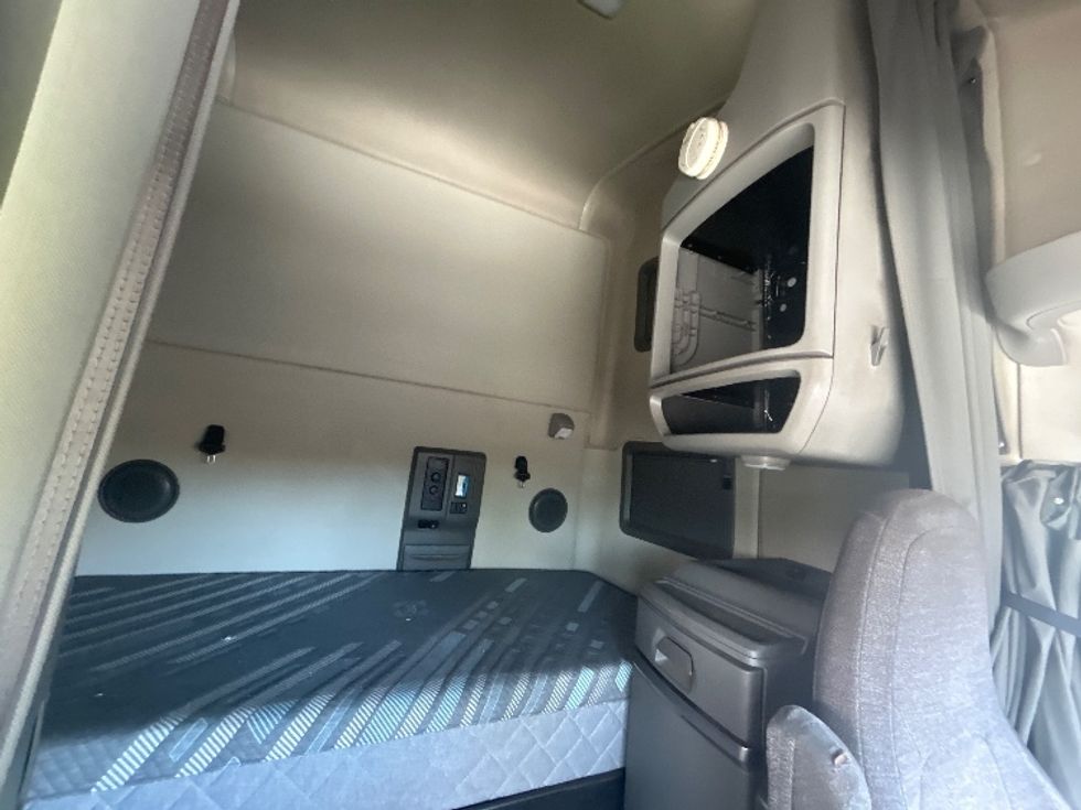 Sleeper Tractor-Heavy Duty Tractors-Volvo-2019-VNL64760-Middlefield-OH-692,154\n\t\tmiles-$ 50,000 - Image 16