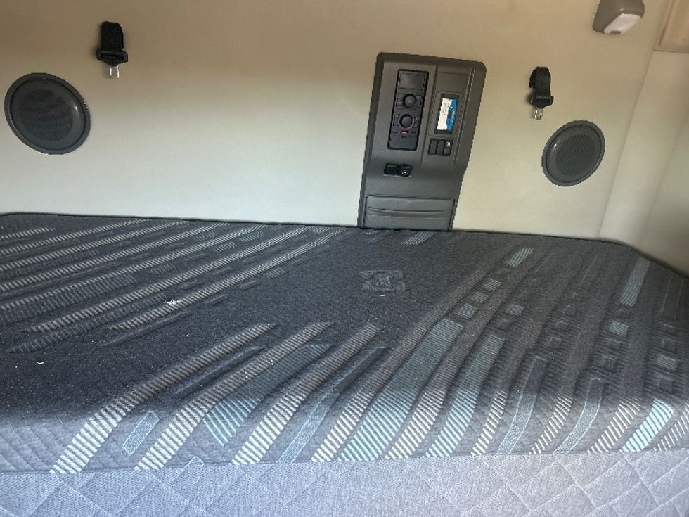 Sleeper Tractor-Heavy Duty Tractors-Volvo-2019-VNL64760-Middlefield-OH-692,154\n\t\tmiles-$ 50,000 - Image 17