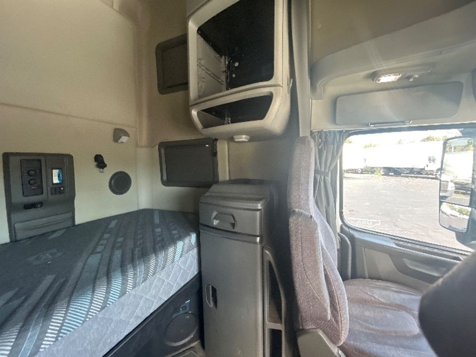 Sleeper Tractor-Heavy Duty Tractors-Volvo-2019-VNL64760-Middlefield-OH-692,154\n\t\tmiles-$ 50,000 - Image 18