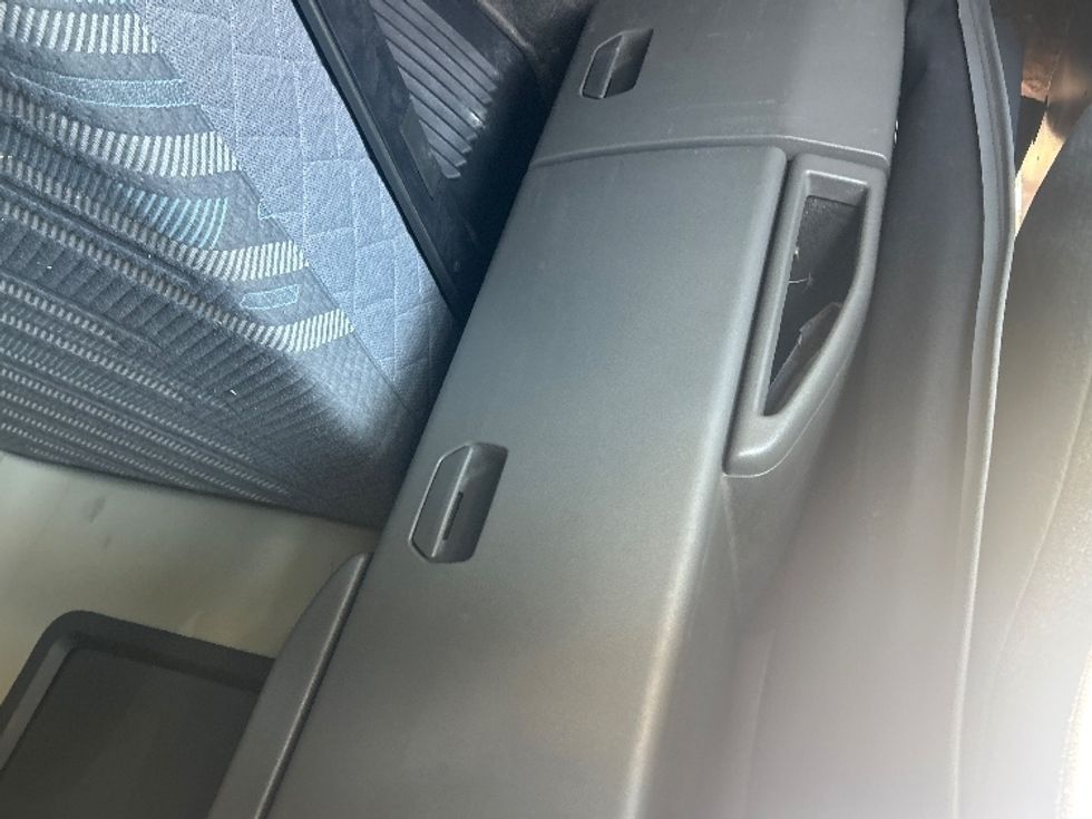 Sleeper Tractor-Heavy Duty Tractors-Volvo-2019-VNL64760-Middlefield-OH-692,154\n\t\tmiles-$ 50,000 - Image 19