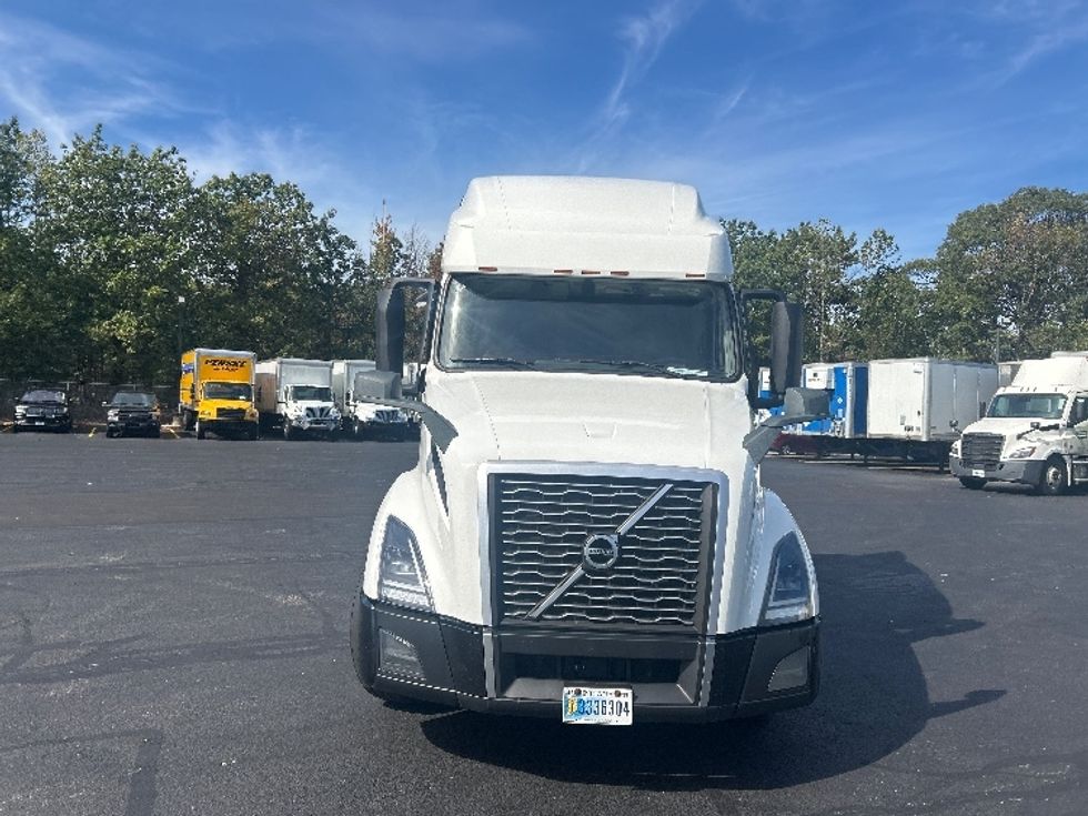 Sleeper Tractor-Heavy Duty Tractors-Volvo-2019-VNL64760-Middlefield-OH-692,154\n\t\tmiles-$ 50,000 - Image 2