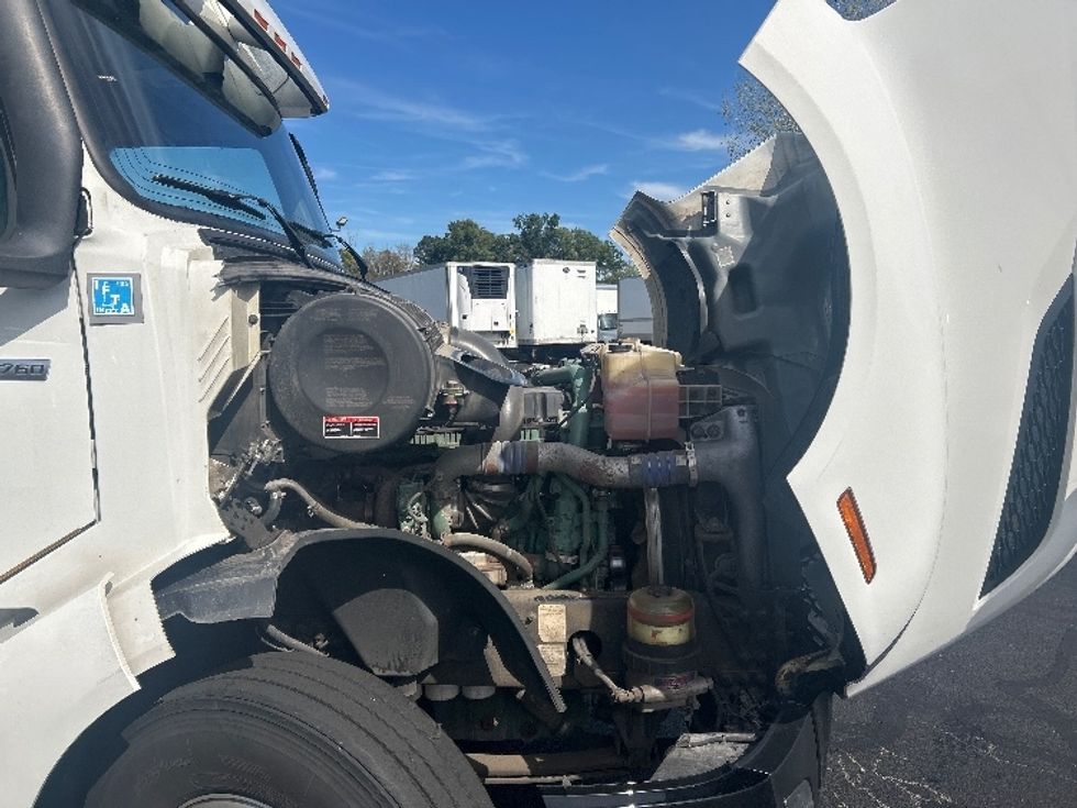 Sleeper Tractor-Heavy Duty Tractors-Volvo-2019-VNL64760-Middlefield-OH-692,154\n\t\tmiles-$ 50,000 - Image 20