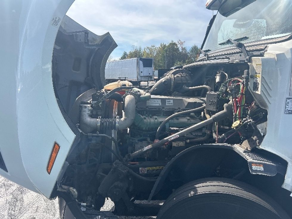 Sleeper Tractor-Heavy Duty Tractors-Volvo-2019-VNL64760-Middlefield-OH-692,154\n\t\tmiles-$ 50,000 - Image 21
