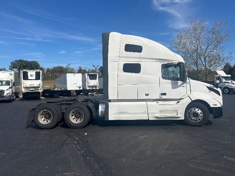 Sleeper Tractor-Heavy Duty Tractors-Volvo-2019-VNL64760-Middlefield-OH-692,154\n\t\tmiles-$ 50,000 - Image 8