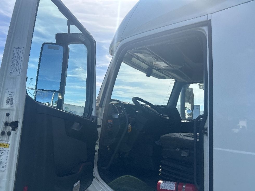Sleeper Tractor-Heavy Duty Tractors-Volvo-2019-VNL64760-Middlefield-OH-692,154\n\t\tmiles-$ 50,000 - Image 9