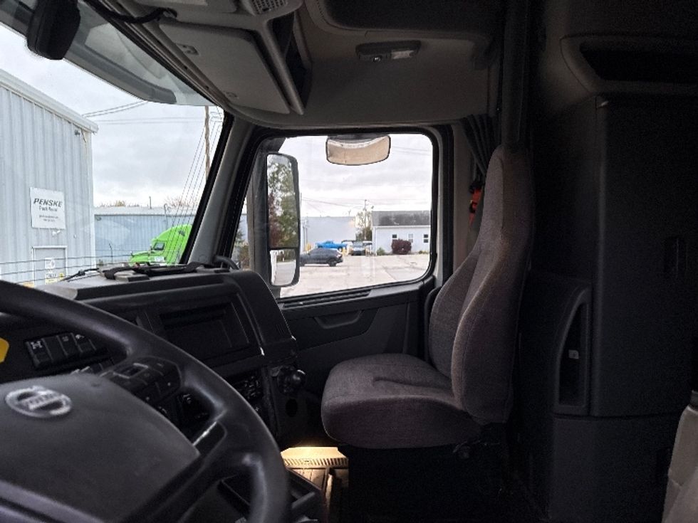 Sleeper Tractor-Heavy Duty Tractors-Volvo-2019-VNL64760-Middlefield-OH-718,905\n\t\tmiles-$ 48,250 - Image 10