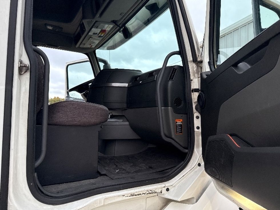 Sleeper Tractor-Heavy Duty Tractors-Volvo-2019-VNL64760-Middlefield-OH-718,905\n\t\tmiles-$ 48,250 - Image 13
