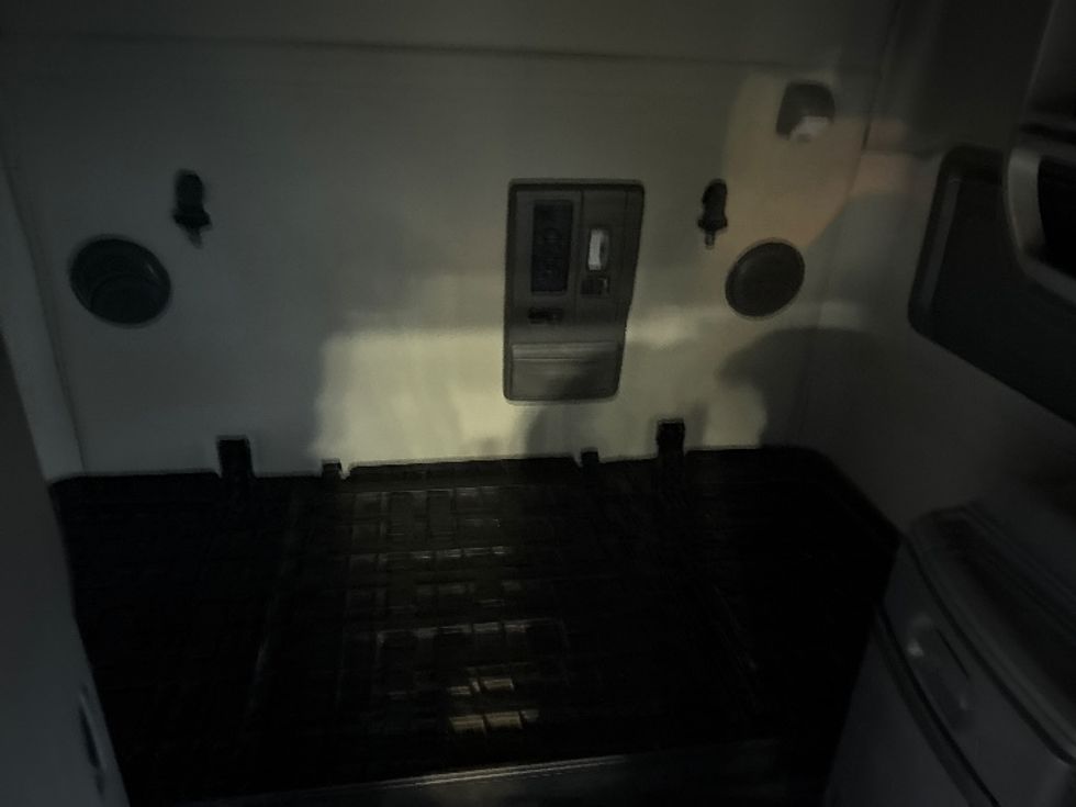 Sleeper Tractor-Heavy Duty Tractors-Volvo-2019-VNL64760-Middlefield-OH-718,905\n\t\tmiles-$ 48,250 - Image 16