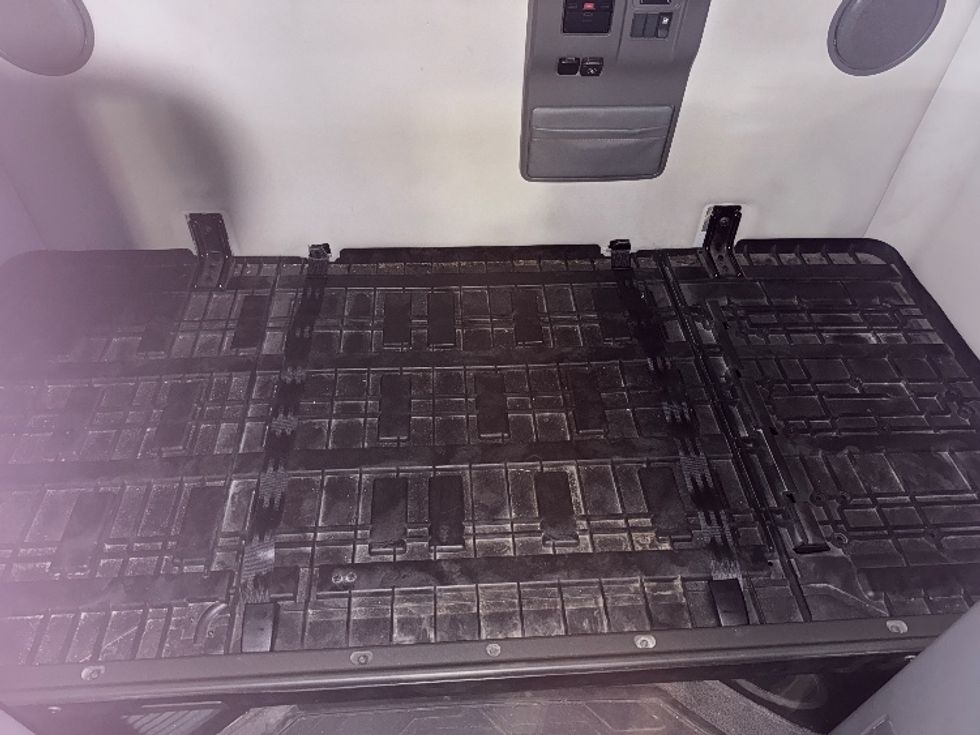 Sleeper Tractor-Heavy Duty Tractors-Volvo-2019-VNL64760-Middlefield-OH-718,905\n\t\tmiles-$ 48,250 - Image 17