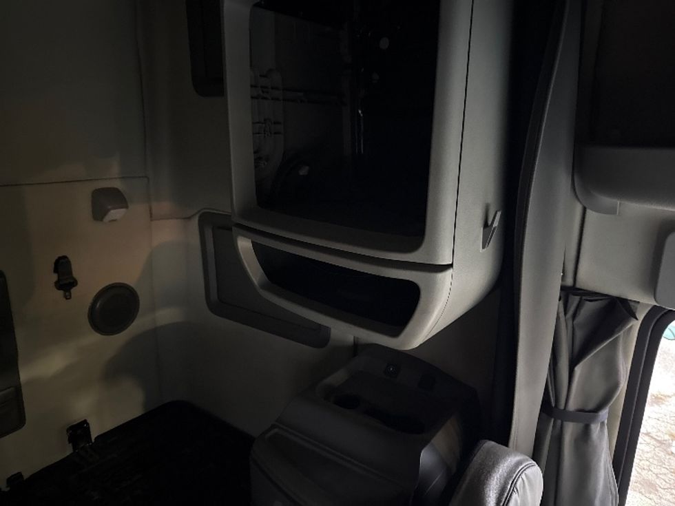 Sleeper Tractor-Heavy Duty Tractors-Volvo-2019-VNL64760-Middlefield-OH-718,905\n\t\tmiles-$ 48,250 - Image 18