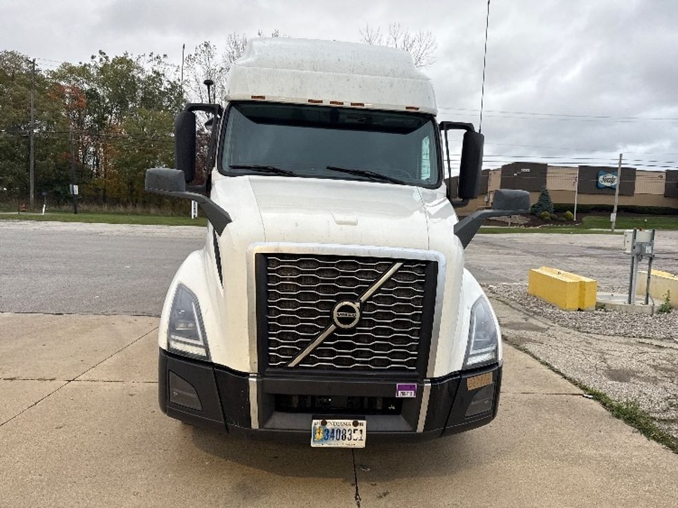Sleeper Tractor-Heavy Duty Tractors-Volvo-2019-VNL64760-Middlefield-OH-718,905\n\t\tmiles-$ 48,250 - Image 2
