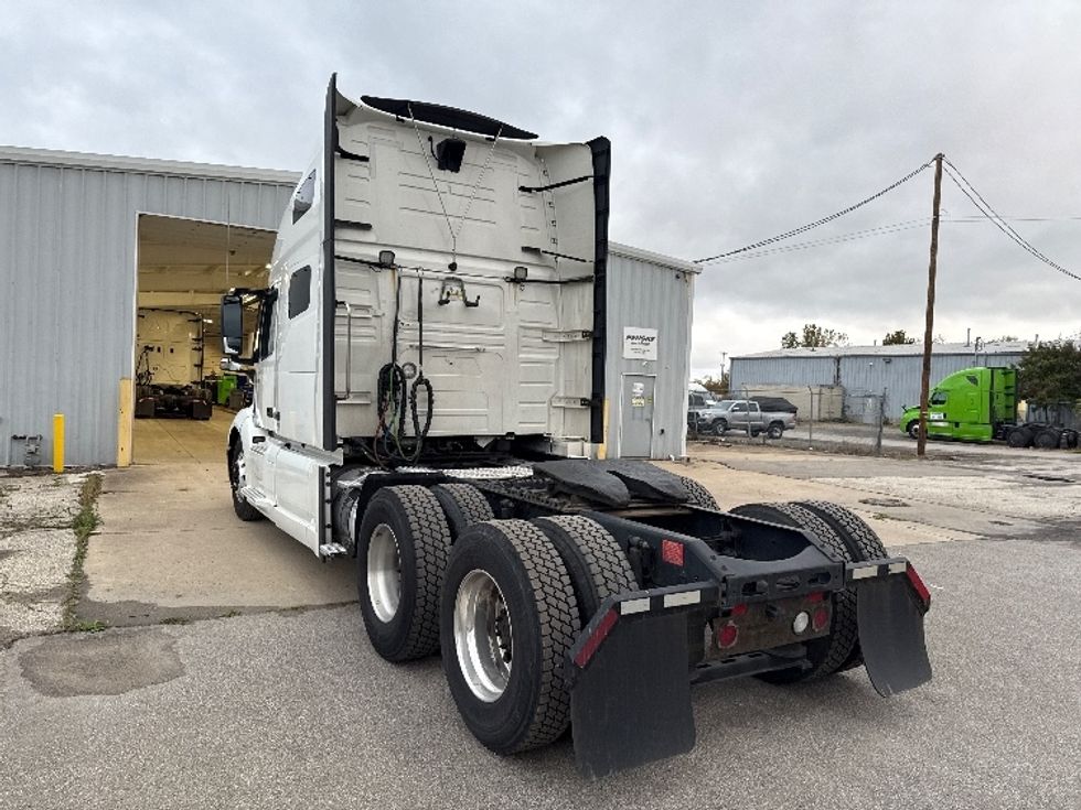 Sleeper Tractor-Heavy Duty Tractors-Volvo-2019-VNL64760-Middlefield-OH-718,905\n\t\tmiles-$ 48,250 - Image 5