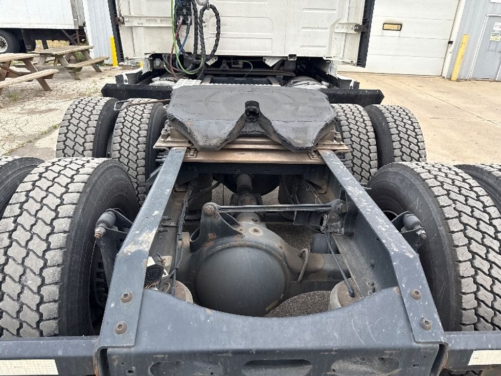 Sleeper Tractor-Heavy Duty Tractors-Volvo-2019-VNL64760-Middlefield-OH-718,905\n\t\tmiles-$ 48,250 - Image 6