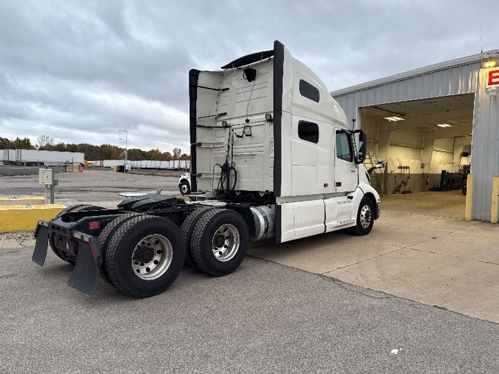 Sleeper Tractor-Heavy Duty Tractors-Volvo-2019-VNL64760-Middlefield-OH-718,905\n\t\tmiles-$ 48,250 - Image 7
