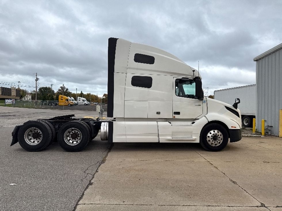 Sleeper Tractor-Heavy Duty Tractors-Volvo-2019-VNL64760-Middlefield-OH-718,905\n\t\tmiles-$ 48,250 - Image 8