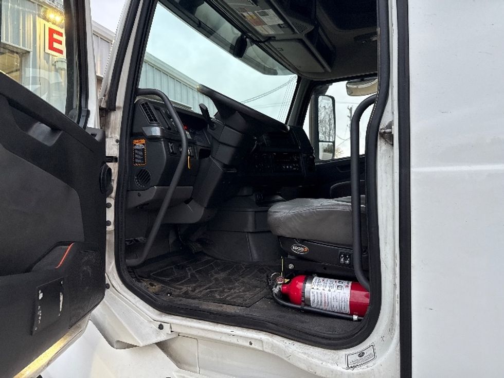 Sleeper Tractor-Heavy Duty Tractors-Volvo-2019-VNL64760-Middlefield-OH-718,905\n\t\tmiles-$ 48,250 - Image 9