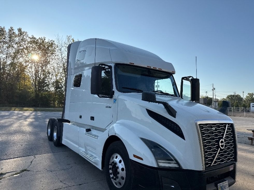Sleeper Tractor-Heavy Duty Tractors-Volvo-2019-VNL64760-Middlefield-OH-765,121\n\t\tmiles-$ 46,250 - Image 1