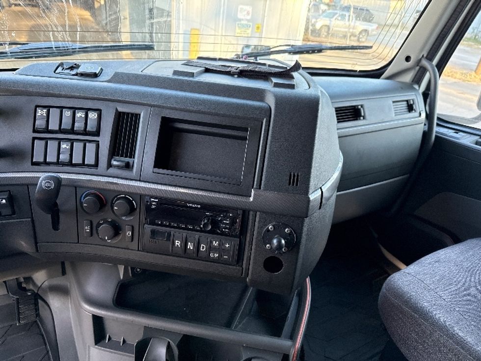 Sleeper Tractor-Heavy Duty Tractors-Volvo-2019-VNL64760-Middlefield-OH-765,121\n\t\tmiles-$ 46,250 - Image 12