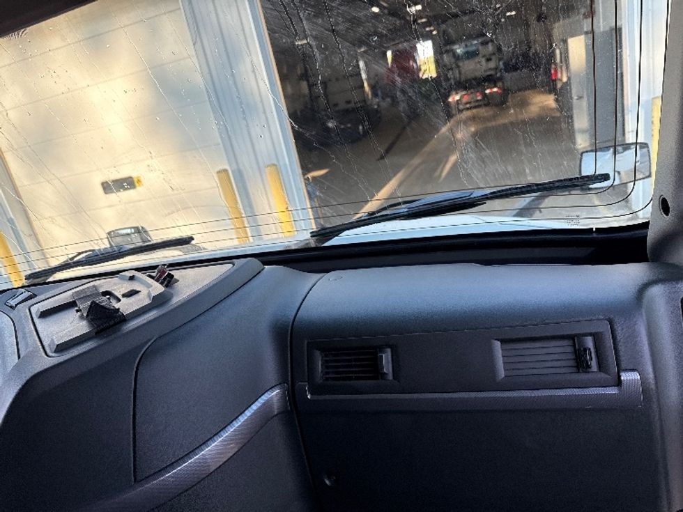 Sleeper Tractor-Heavy Duty Tractors-Volvo-2019-VNL64760-Middlefield-OH-765,121\n\t\tmiles-$ 46,250 - Image 14