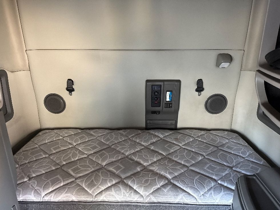 Sleeper Tractor-Heavy Duty Tractors-Volvo-2019-VNL64760-Middlefield-OH-765,121\n\t\tmiles-$ 46,250 - Image 16