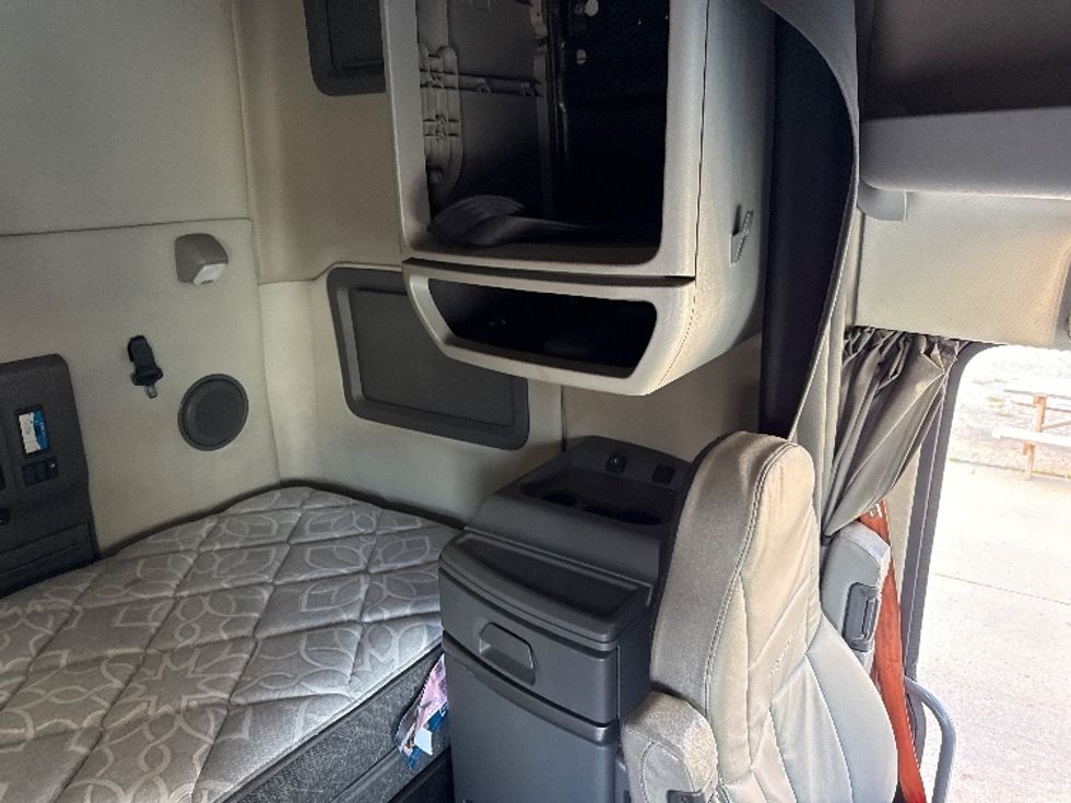 Sleeper Tractor-Heavy Duty Tractors-Volvo-2019-VNL64760-Middlefield-OH-765,121\n\t\tmiles-$ 46,250 - Image 18