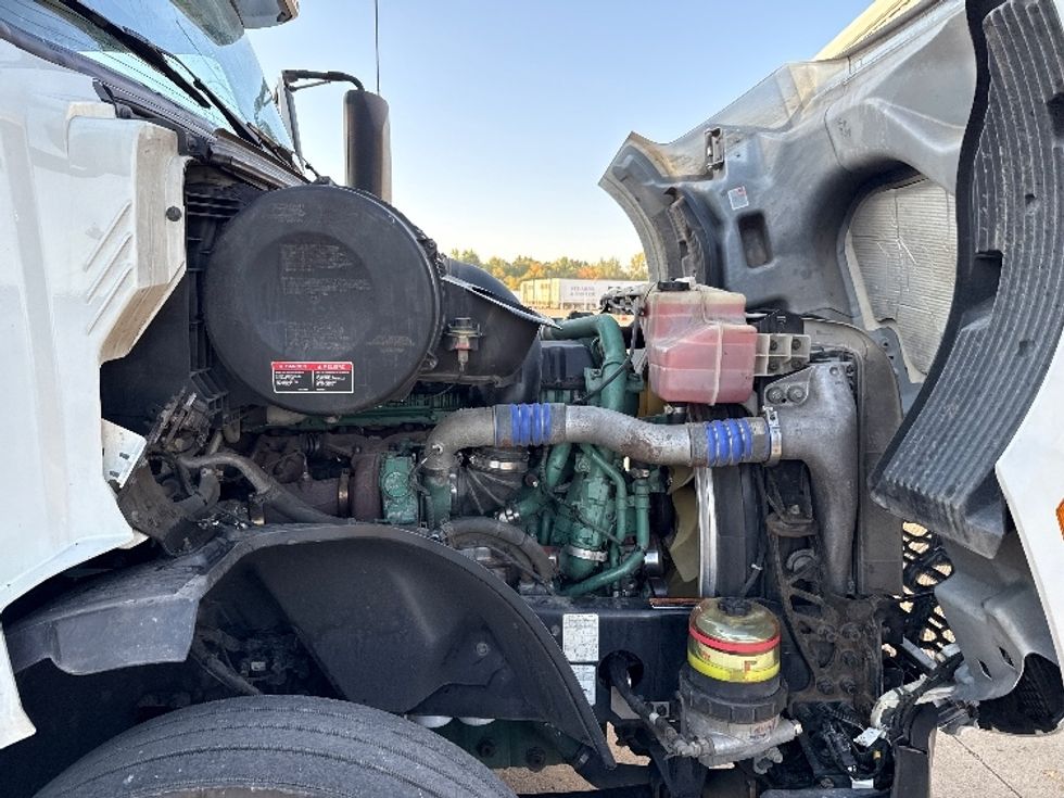 Sleeper Tractor-Heavy Duty Tractors-Volvo-2019-VNL64760-Middlefield-OH-765,121\n\t\tmiles-$ 46,250 - Image 20
