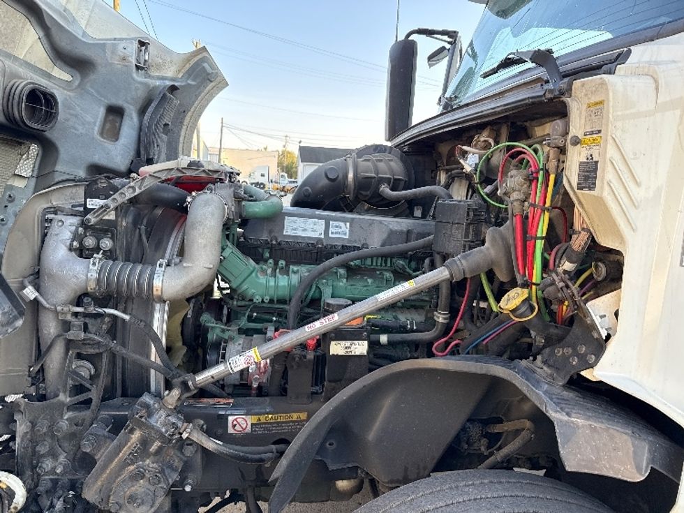 Sleeper Tractor-Heavy Duty Tractors-Volvo-2019-VNL64760-Middlefield-OH-765,121\n\t\tmiles-$ 46,250 - Image 21