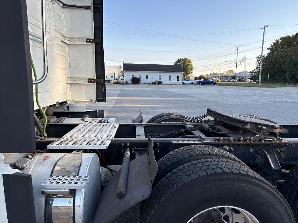 Sleeper Tractor-Heavy Duty Tractors-Volvo-2019-VNL64760-Middlefield-OH-765,121\n\t\tmiles-$ 46,250 - Image 22