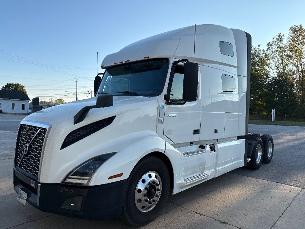 Sleeper Tractor-Heavy Duty Tractors-Volvo-2019-VNL64760-Middlefield-OH-765,121\n\t\tmiles-$ 46,250 - Image 3