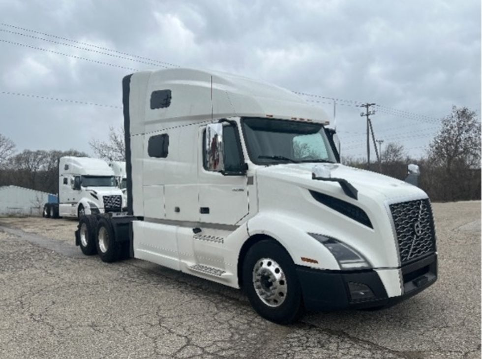 Sleeper Tractor-Heavy Duty Tractors-Volvo-2019-VNL64760-Milwaukee-WI-675,842\n\t\tmiles-$ 48,250 - Image 1