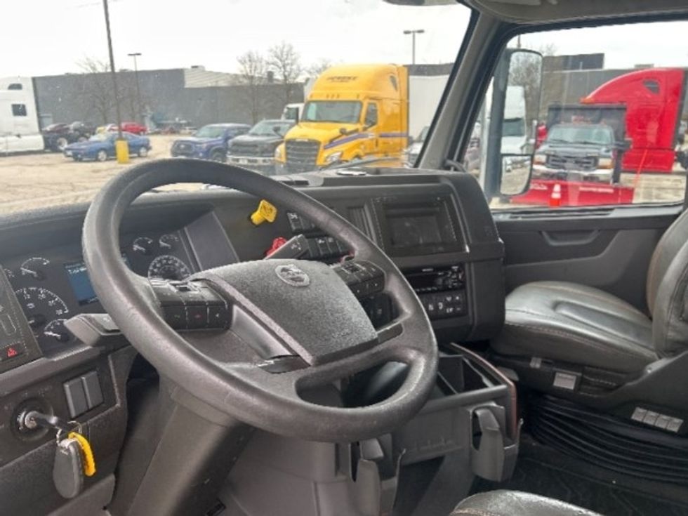 Sleeper Tractor-Heavy Duty Tractors-Volvo-2019-VNL64760-Milwaukee-WI-675,842\n\t\tmiles-$ 48,250 - Image 10
