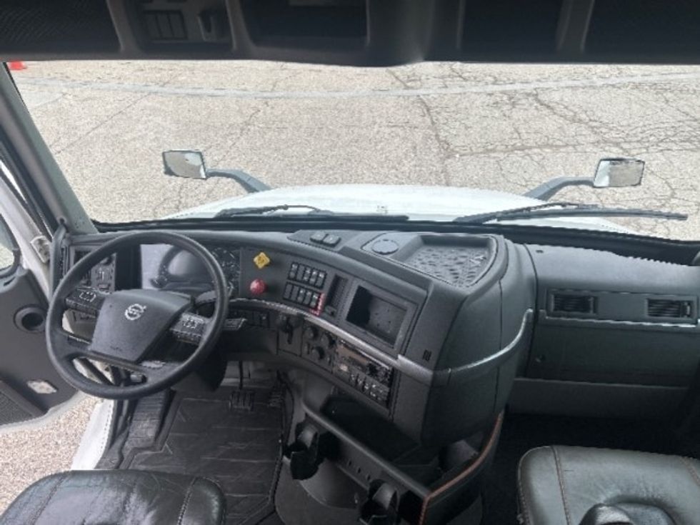 Sleeper Tractor-Heavy Duty Tractors-Volvo-2019-VNL64760-Milwaukee-WI-675,842\n\t\tmiles-$ 48,250 - Image 12