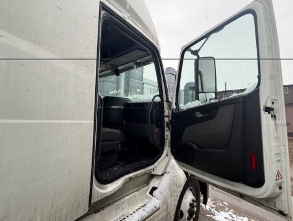 Sleeper Tractor-Heavy Duty Tractors-Volvo-2019-VNL64760-Milwaukee-WI-675,842\n\t\tmiles-$ 48,250 - Image 13