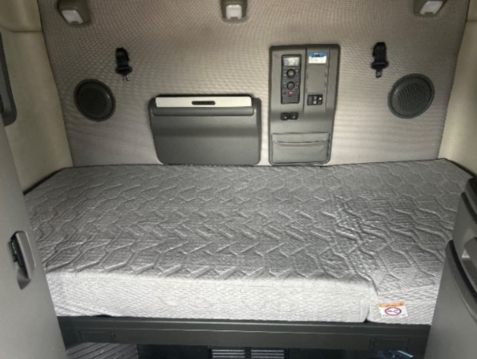 Sleeper Tractor-Heavy Duty Tractors-Volvo-2019-VNL64760-Milwaukee-WI-675,842\n\t\tmiles-$ 48,250 - Image 15