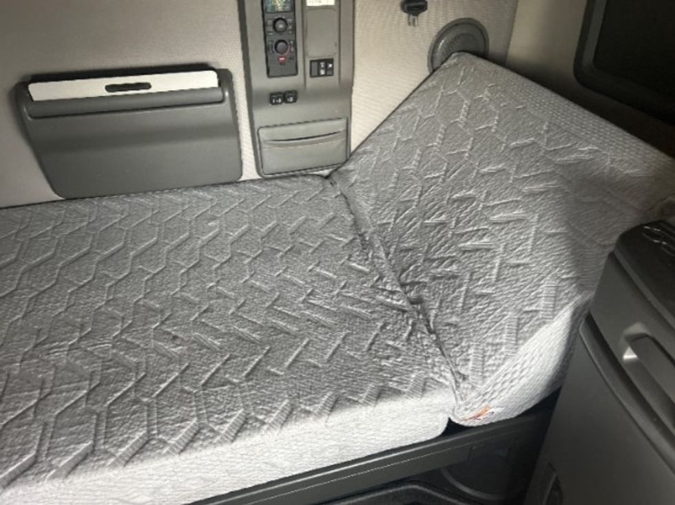 Sleeper Tractor-Heavy Duty Tractors-Volvo-2019-VNL64760-Milwaukee-WI-675,842\n\t\tmiles-$ 48,250 - Image 16