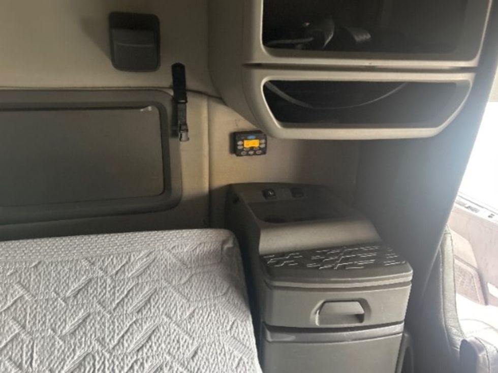 Sleeper Tractor-Heavy Duty Tractors-Volvo-2019-VNL64760-Milwaukee-WI-675,842\n\t\tmiles-$ 48,250 - Image 17