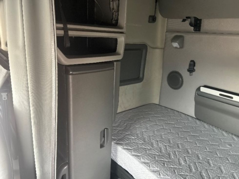 Sleeper Tractor-Heavy Duty Tractors-Volvo-2019-VNL64760-Milwaukee-WI-675,842\n\t\tmiles-$ 48,250 - Image 18