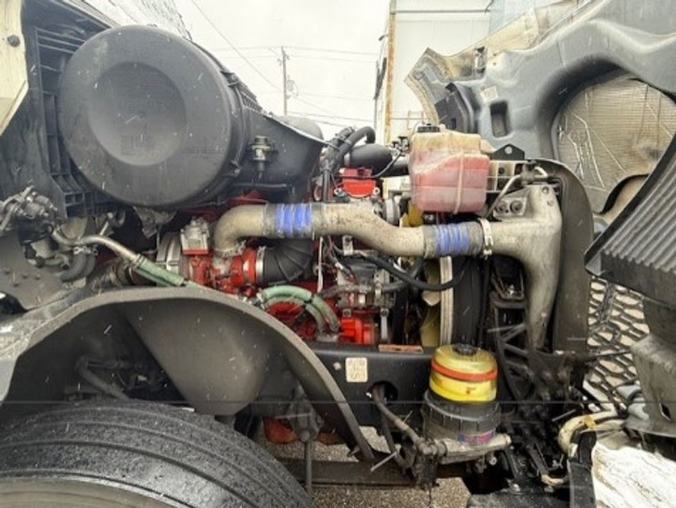 Sleeper Tractor-Heavy Duty Tractors-Volvo-2019-VNL64760-Milwaukee-WI-675,842\n\t\tmiles-$ 48,250 - Image 19