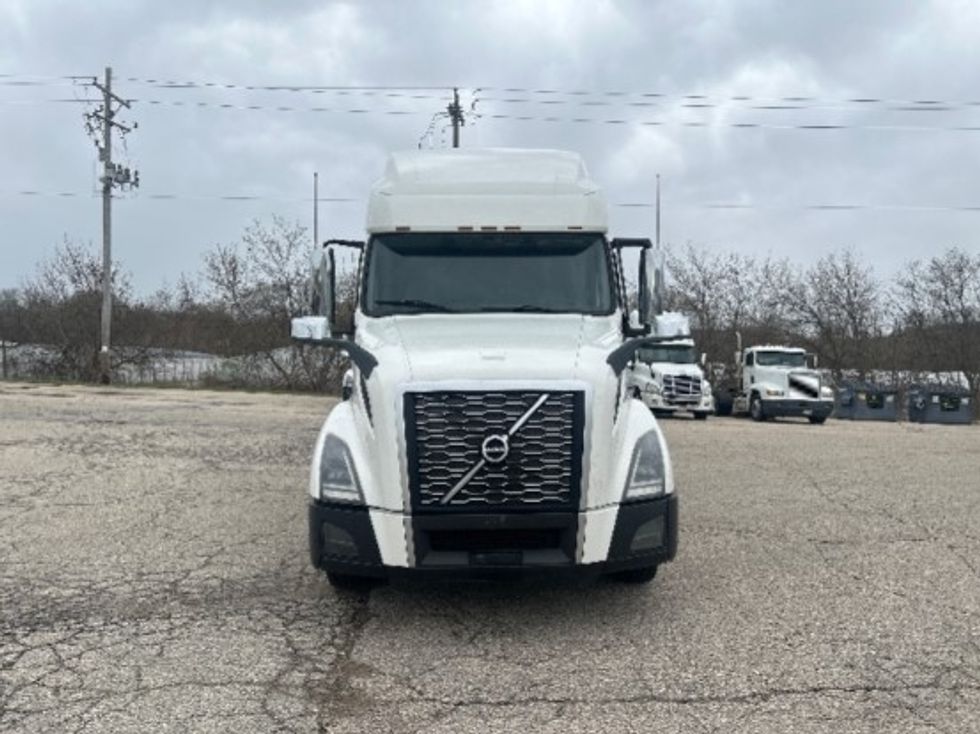Sleeper Tractor-Heavy Duty Tractors-Volvo-2019-VNL64760-Milwaukee-WI-675,842\n\t\tmiles-$ 48,250 - Image 2