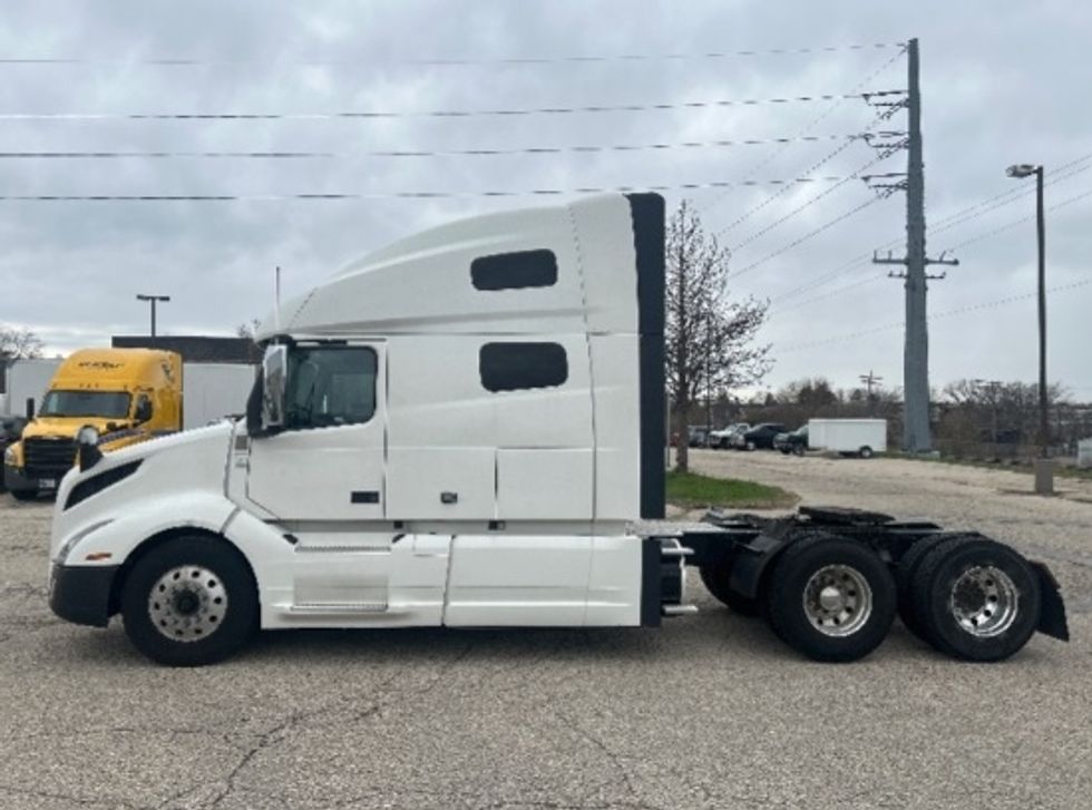 Sleeper Tractor-Heavy Duty Tractors-Volvo-2019-VNL64760-Milwaukee-WI-675,842\n\t\tmiles-$ 48,250 - Image 4