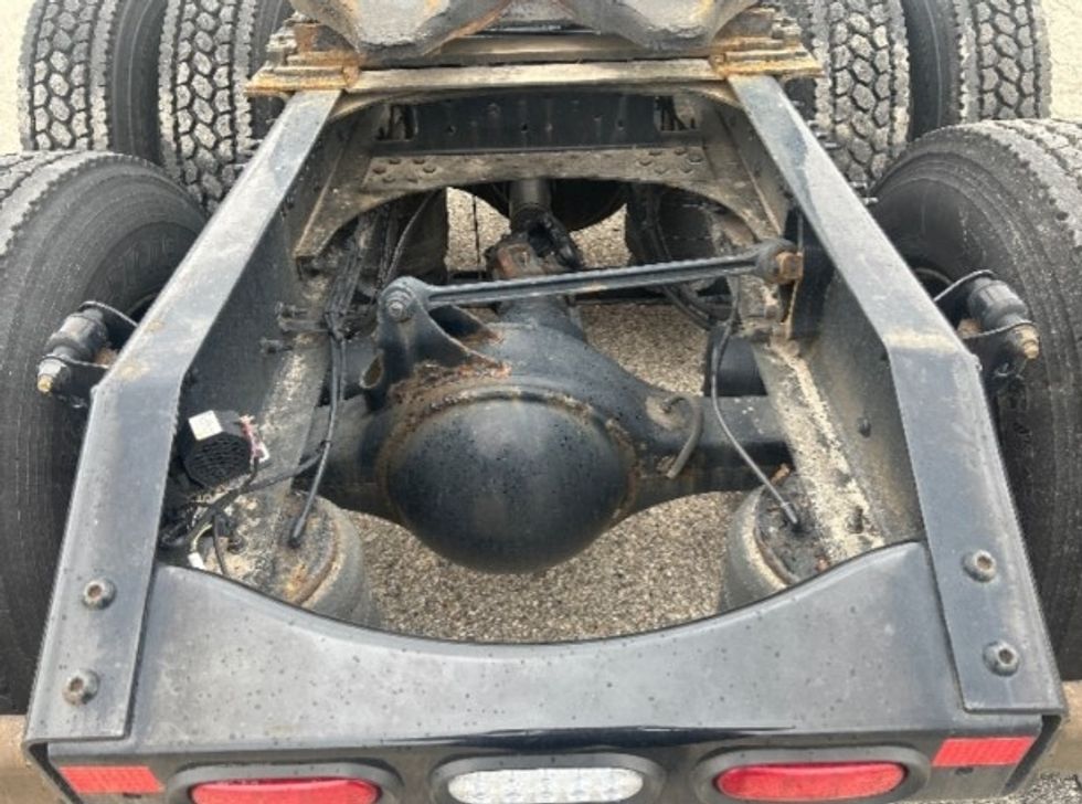 Sleeper Tractor-Heavy Duty Tractors-Volvo-2019-VNL64760-Milwaukee-WI-675,842\n\t\tmiles-$ 48,250 - Image 6