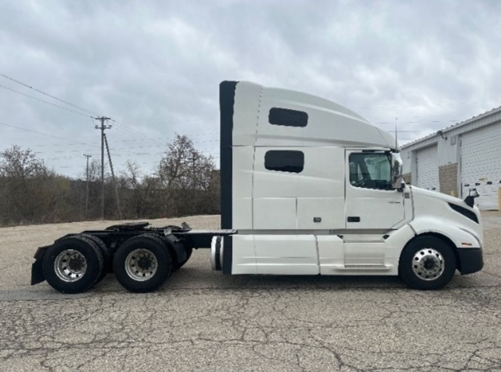Sleeper Tractor-Heavy Duty Tractors-Volvo-2019-VNL64760-Milwaukee-WI-675,842\n\t\tmiles-$ 48,250 - Image 8