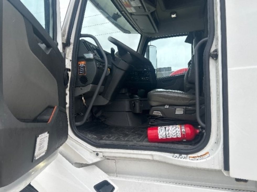 Sleeper Tractor-Heavy Duty Tractors-Volvo-2019-VNL64760-Milwaukee-WI-675,842\n\t\tmiles-$ 48,250 - Image 9