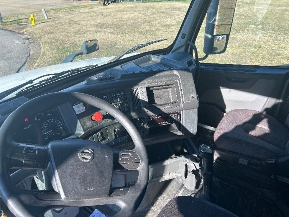 Sleeper Tractor-Heavy Duty Tractors-Volvo-2019-VNL64760-Montgomery-AL-542,983\n\t\tmiles-$ 57,000 - Image 10