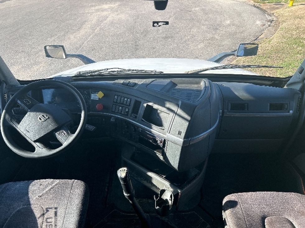 Sleeper Tractor-Heavy Duty Tractors-Volvo-2019-VNL64760-Montgomery-AL-542,983\n\t\tmiles-$ 57,000 - Image 12