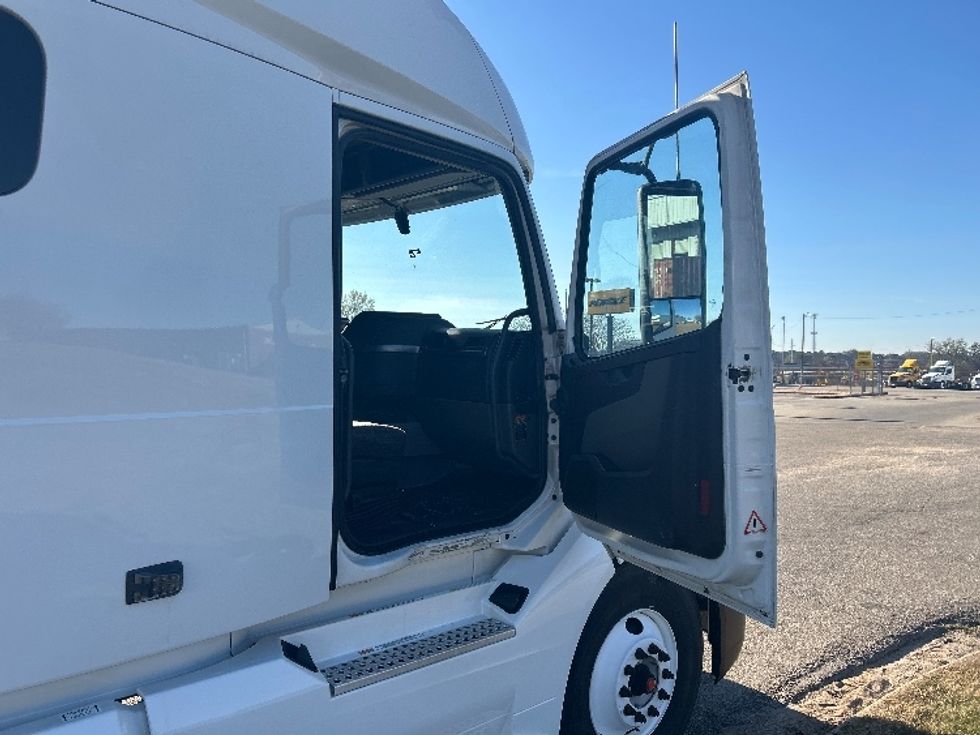 Sleeper Tractor-Heavy Duty Tractors-Volvo-2019-VNL64760-Montgomery-AL-542,983\n\t\tmiles-$ 57,000 - Image 13