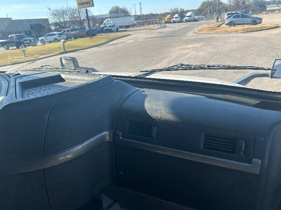 Sleeper Tractor-Heavy Duty Tractors-Volvo-2019-VNL64760-Montgomery-AL-542,983\n\t\tmiles-$ 57,000 - Image 14