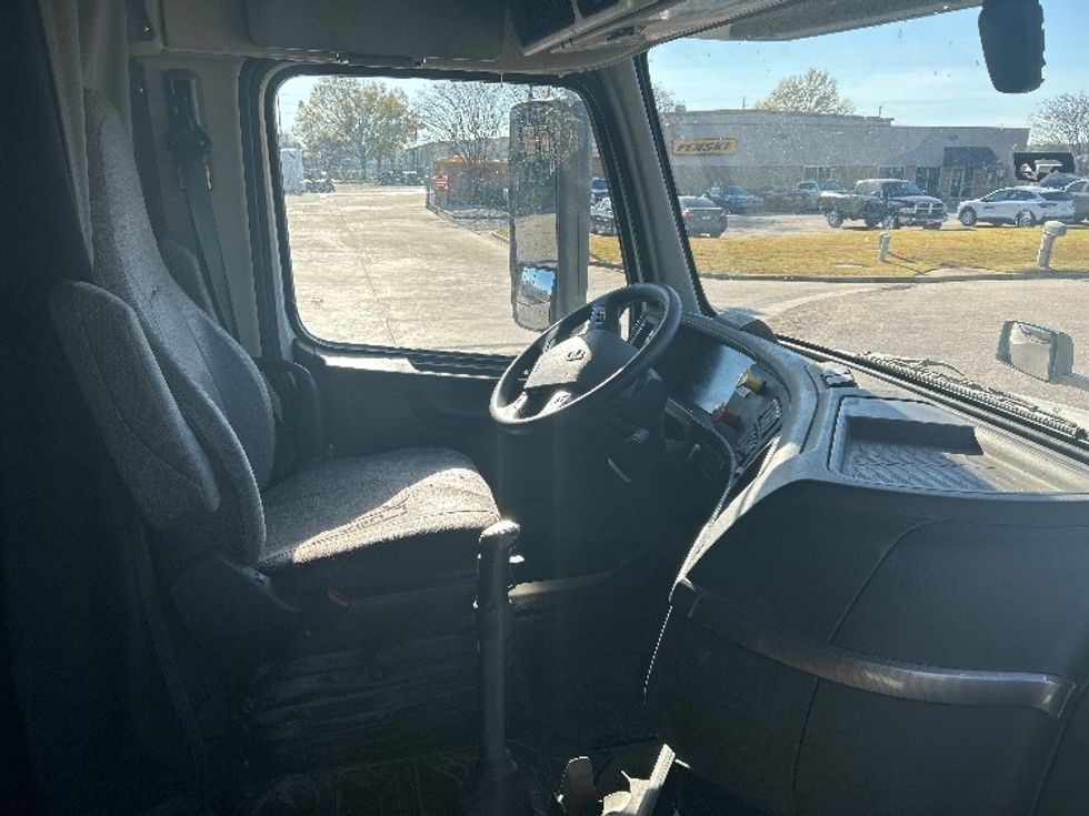 Sleeper Tractor-Heavy Duty Tractors-Volvo-2019-VNL64760-Montgomery-AL-542,983\n\t\tmiles-$ 57,000 - Image 15