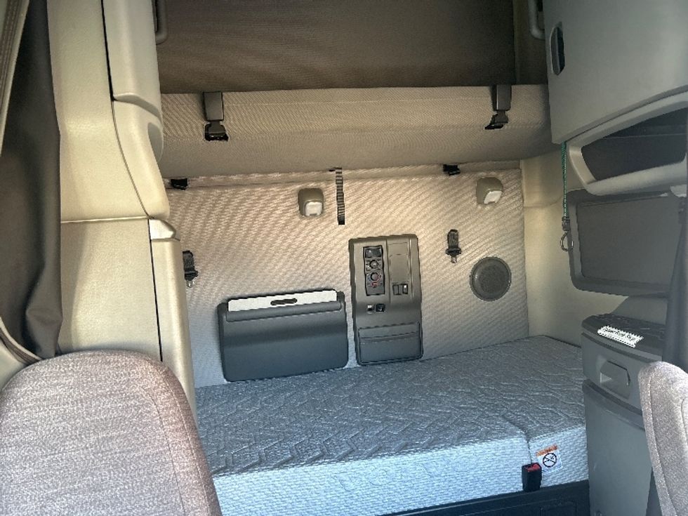 Sleeper Tractor-Heavy Duty Tractors-Volvo-2019-VNL64760-Montgomery-AL-542,983\n\t\tmiles-$ 57,000 - Image 16